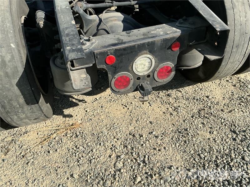 Freightliner Cascadia 126 T/A Sleeper Truck Tractor (Inoperable Тягачі