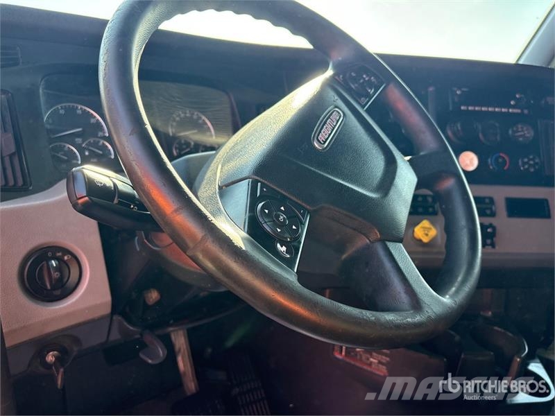Freightliner Cascadia 126 6x4 T/A Sleeper Truck Tractor وحدات الجر