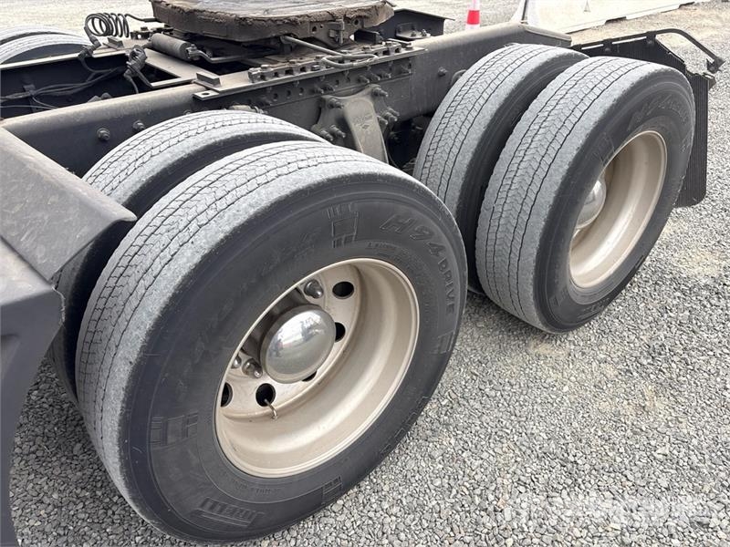 Freightliner Cascadia 126 6x4 T/A Sleeper Truck Tractor 中古トラクターヘッド | トレーラーヘッド