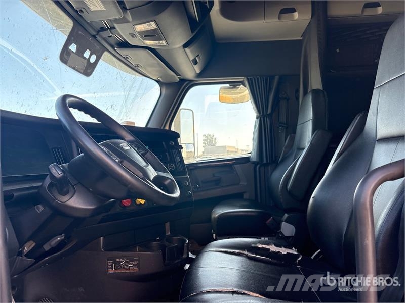 Freightliner Cascadia 126 6x4 T/A Sleeper Truck Tractor Tractor Units
