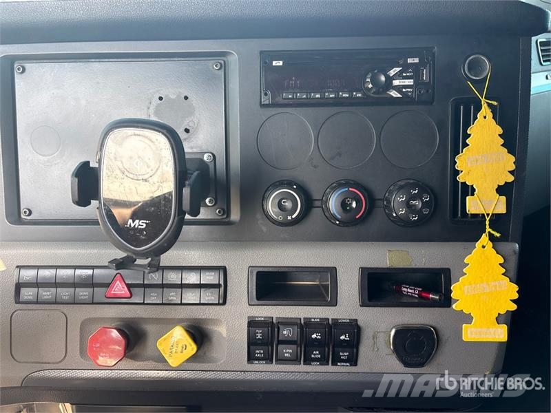 Freightliner Cascadia 126 6x4 T/A Sleeper Truck Tractor Vilcēji