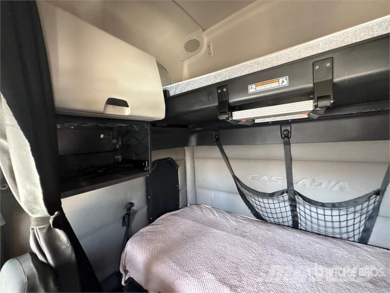 Freightliner Cascadia 126 6x4 T/A Sleeper Truck Tractor (Inoper Vilcēji