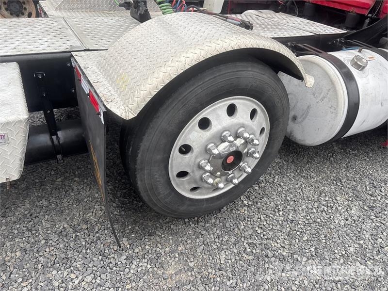Freightliner Cascadia 125 8x4 Tri/A Day Cab Truck Tractor Vilcēji