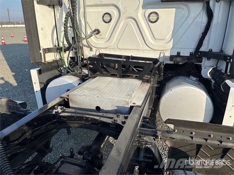 Freightliner Cascadia 126 6x4 T/A Sleeper Truck Tractor Vilcēji