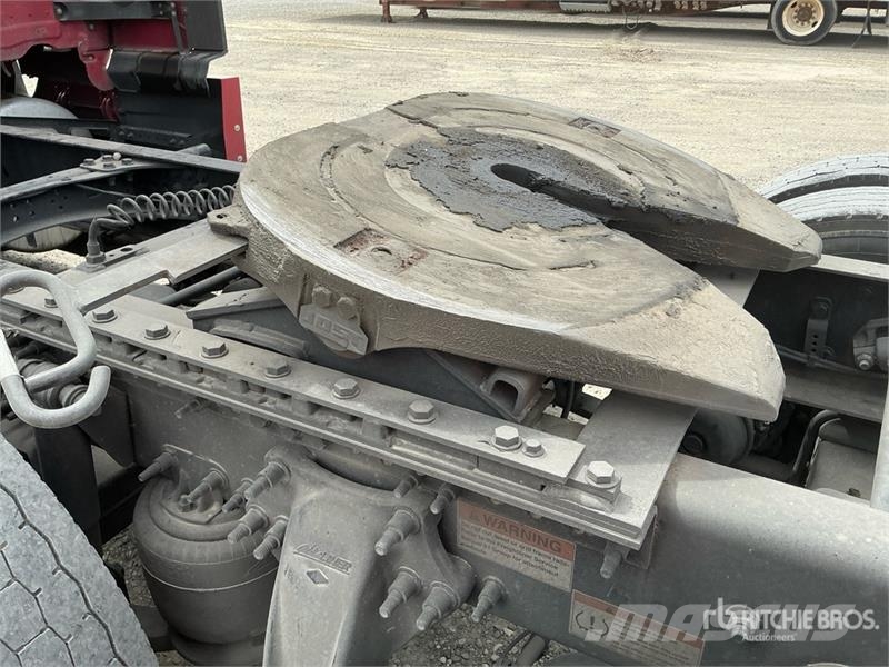 Freightliner Cascadia 126 6x4 T/A Sleeper Truck Tractor Тягачі