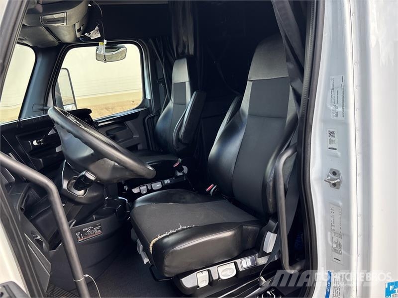 Freightliner Cascadia 126 6x4 T/A Sleeper Truck Tractor Tractor Units
