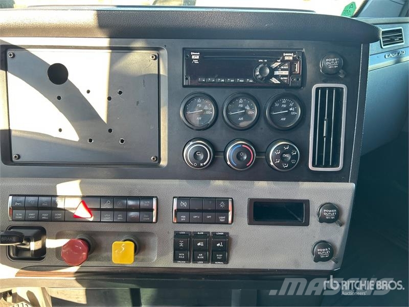Freightliner Cascadia 126 T/A Sleeper Truck Tractor Tegljači