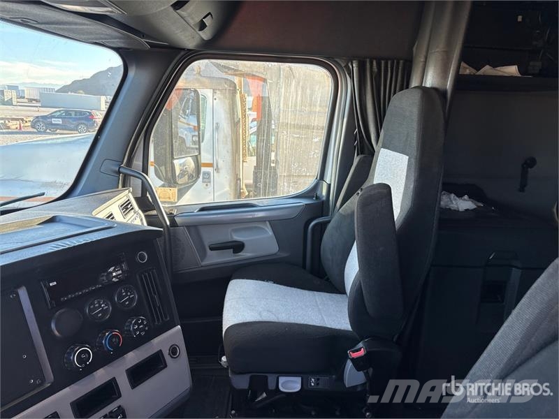 Freightliner Cascadia 126 T/A Sleeper Truck Tractor Tegljači