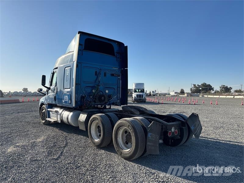 Freightliner Cascadia 126 6x4 T/A Sleeper Truck Tractor Vlačilci