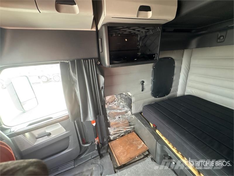 Freightliner Cascadia 126 6x4 T/A Sleeper Truck Tractor Nyergesvontatók