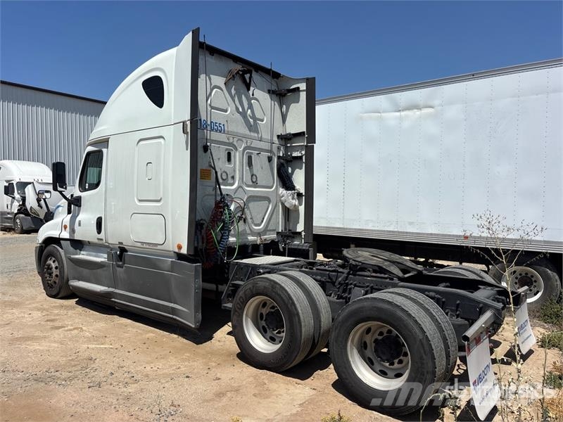 Freightliner Cascadia 125 6x4 T/A Sleeper Truck Tractor Sattelzugmaschinen