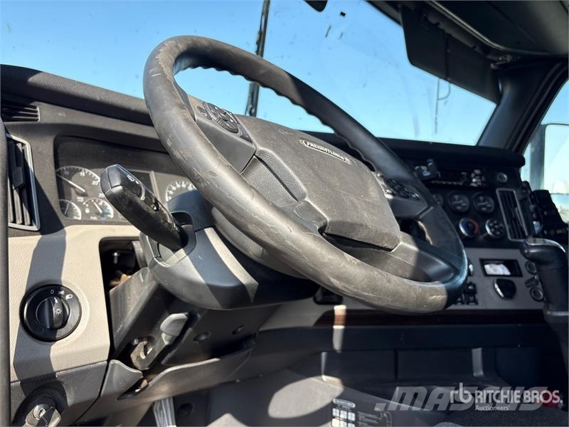 Freightliner Cascadia 126 6x4 T/A Sleeper Truck Tractor Vilcēji