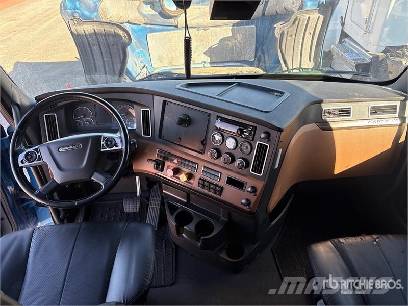 Freightliner Cascadia 126 6x4 T/A Sleeper Truck Tractor Vlačilci