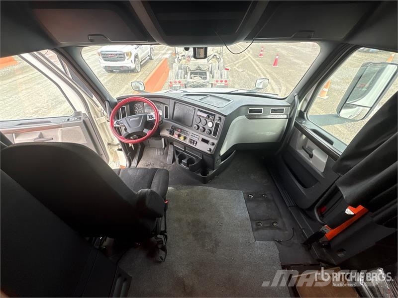 Freightliner Cascadia 126 6x4 T/A Sleeper Truck Tractor Nyergesvontatók