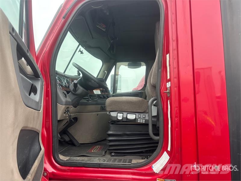Freightliner Cascadia 125 8x4 Tri/A Day Cab Truck Tractor Vilcēji