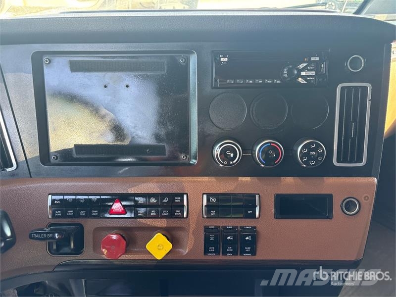 Freightliner Cascadia 126 6x4 T/A Sleeper Truck Tractor Vetopöytäautot