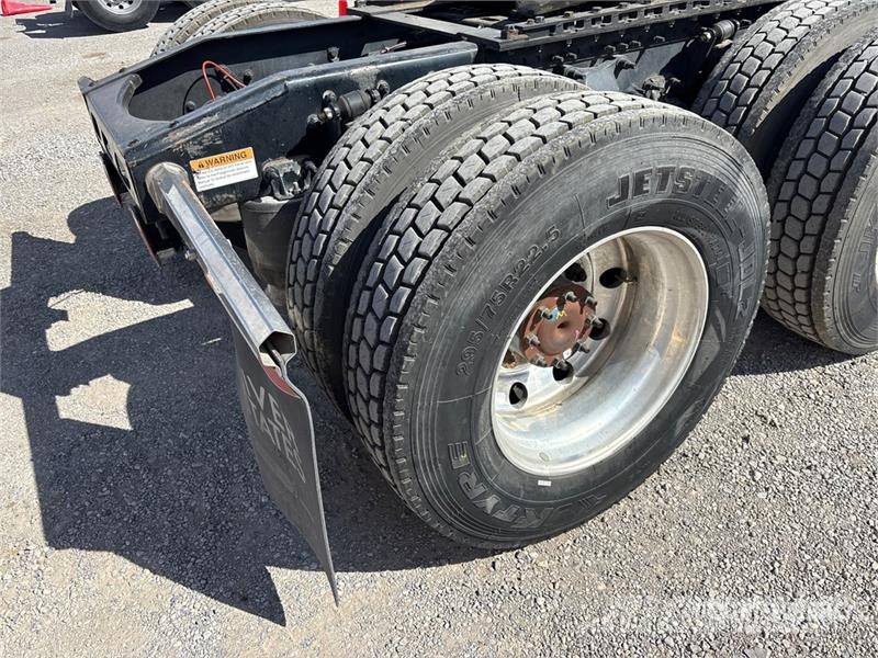 Freightliner Cascadia 126 6x4 T/A Sleeper Truck Tractor Тягачі