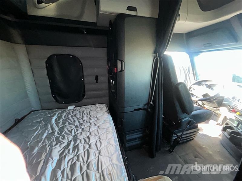 Freightliner Cascadia 126 T/A Sleeper Truck Tractor Tegljači
