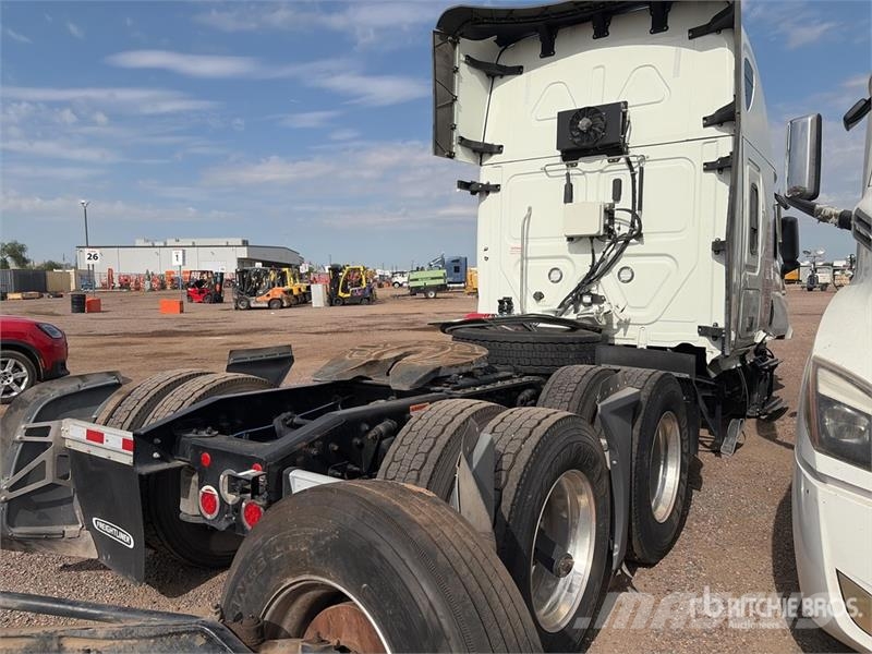 Freightliner Cascadia 126 6x4 T/A Sleeper Truck Tractor Ciągniki siodłowe
