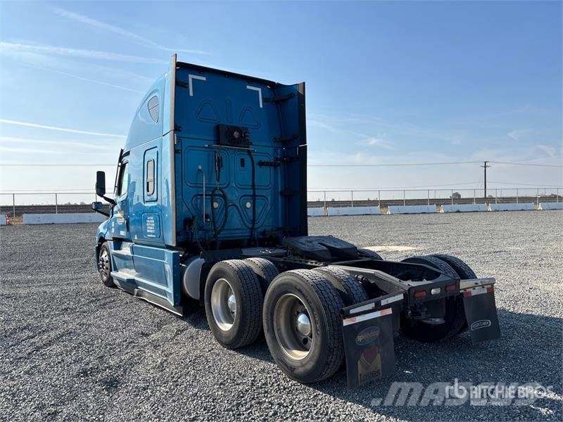 Freightliner Cascadia 126 6x4 T/A Sleeper Truck Tractor Тягачі