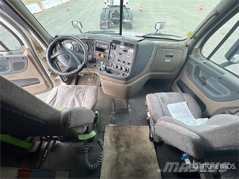 Freightliner Cascadia 125 6x4 T/A Sleeper Truck Tractor Vilcēji