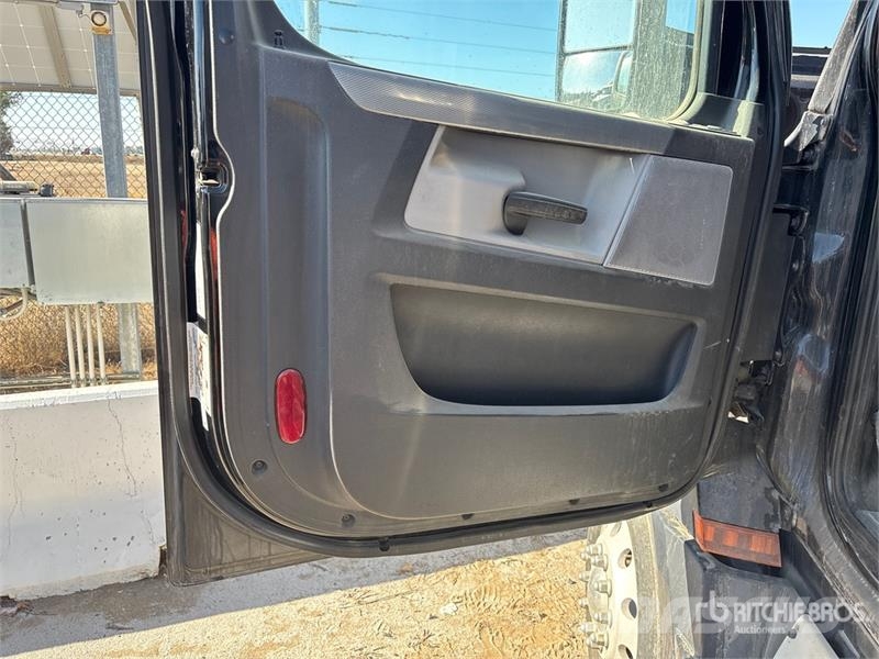 Freightliner Cascadia 126 6x4 T/A Sleeper Truck Tractor Sattelzugmaschinen