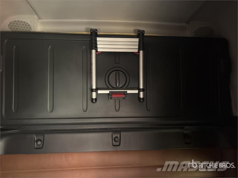 Freightliner Cascadia 126 6x4 T/A Sleeper Truck Tractor وحدات الجر
