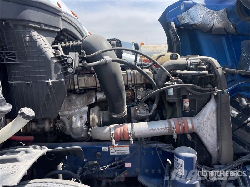 Freightliner Cascadia 126 6x4 T/A Sleeper Truck Tractor (Inoper Vilcēji