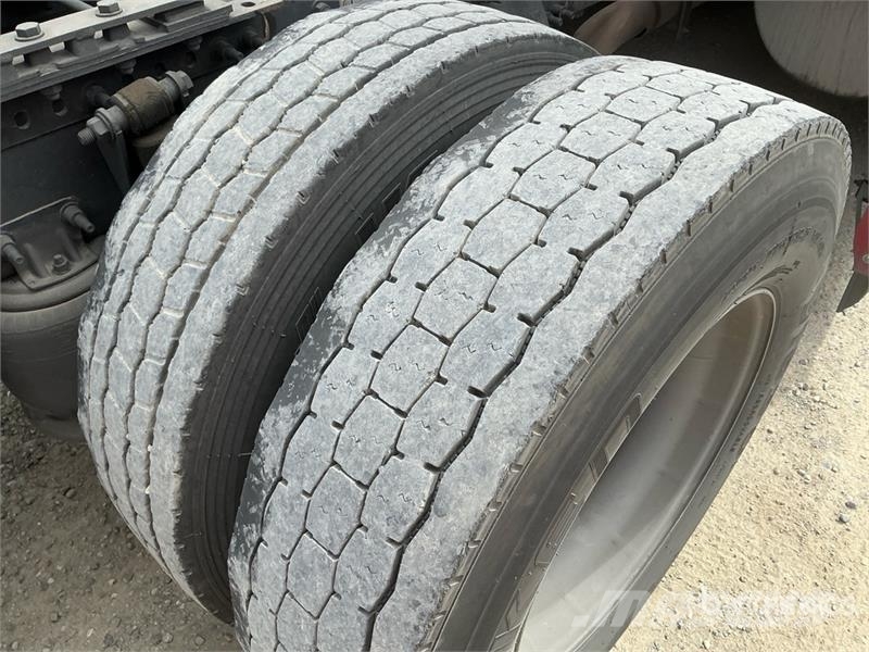 Freightliner Cascadia 126 6x4 T/A Sleeper Truck Tractor Тягачі