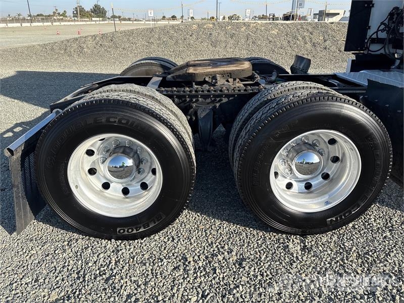 Freightliner Cascadia 126 6x4 T/A Sleeper Truck Tractor وحدات الجر