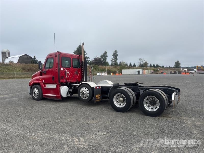 Freightliner Cascadia 125 8x4 Tri/A Day Cab Truck Tractor Vilcēji