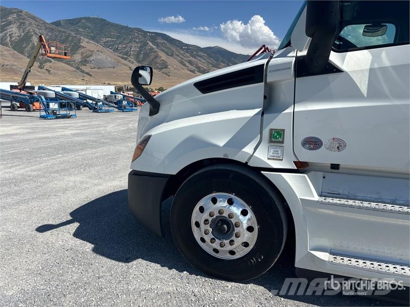 Freightliner Cascadia 126 6x4 T/A Sleeper Truck Tractor Sattelzugmaschinen