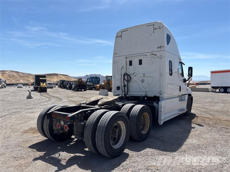 Freightliner Cascadia 125 6x4 T/A Sleeper Truck Tractor Tractor Units