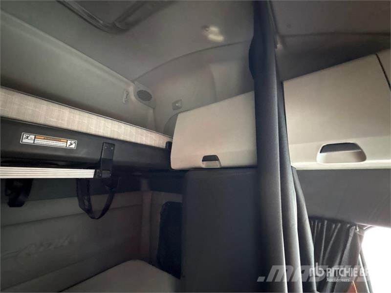 Freightliner Cascadia 126 6x4 T/A Sleeper Truck Tractor Tegljači