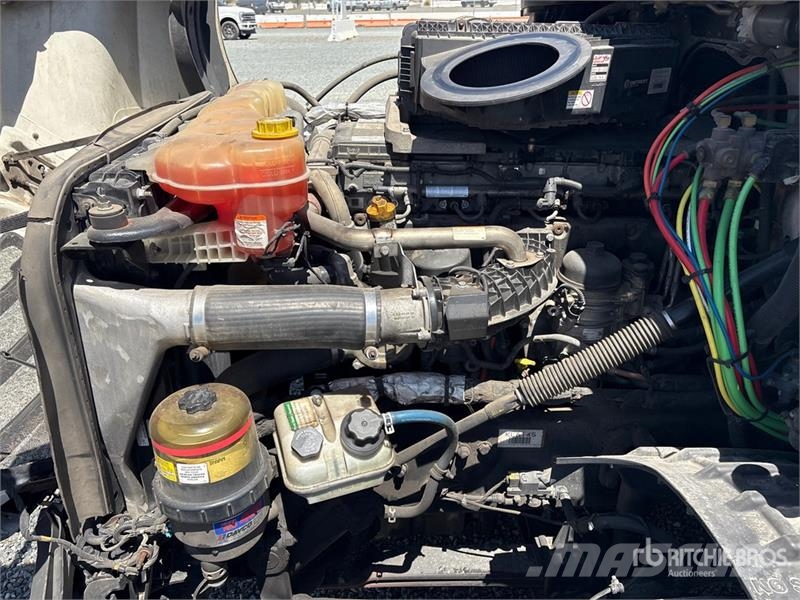 Freightliner Cascadia 126 6x4 T/A Sleeper Truck Tractor وحدات الجر