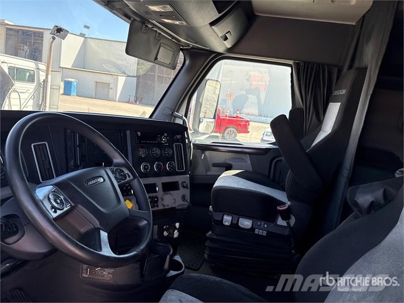 Freightliner Cascadia 126 6x4 T/A Sleeper Truck Tractor Nyergesvontatók