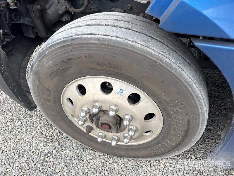 Freightliner Cascadia 126 6x4 T/A Sleeper Truck Tractor 中古トラクターヘッド | トレーラーヘッド