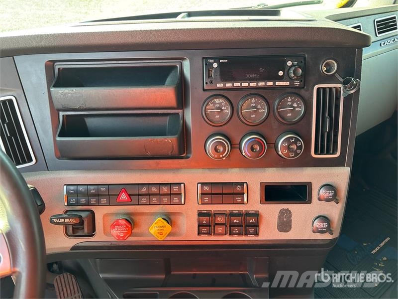 Freightliner Cascadia 126 6x4 T/A Sleeper Truck Tractor Тягачі