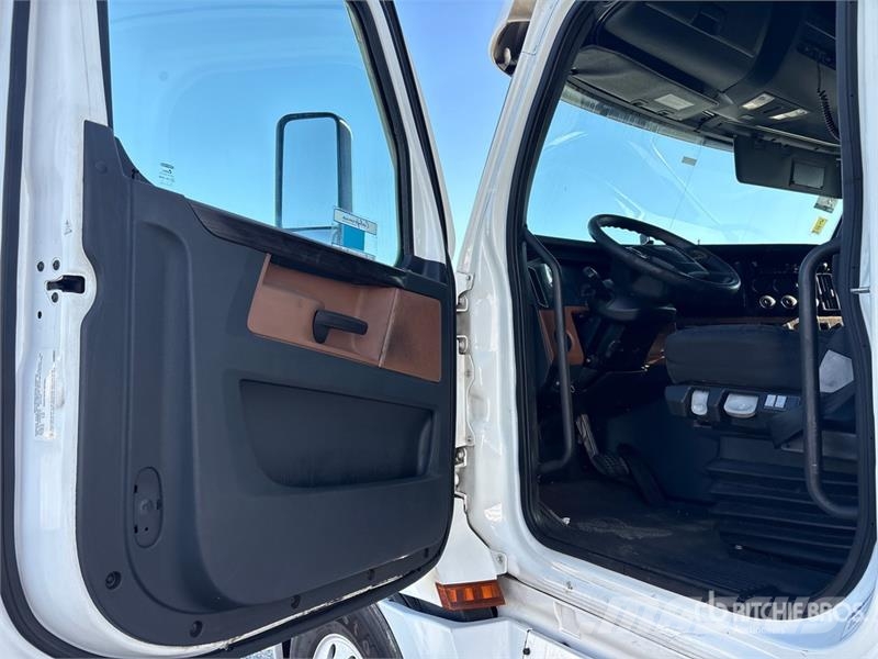 Freightliner Cascadia 126 6x4 T/A Sleeper Truck Tractor 트랙터 유닛
