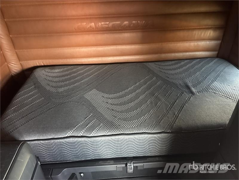 Freightliner Cascadia 126 6x4 T/A Sleeper Truck Tractor وحدات الجر