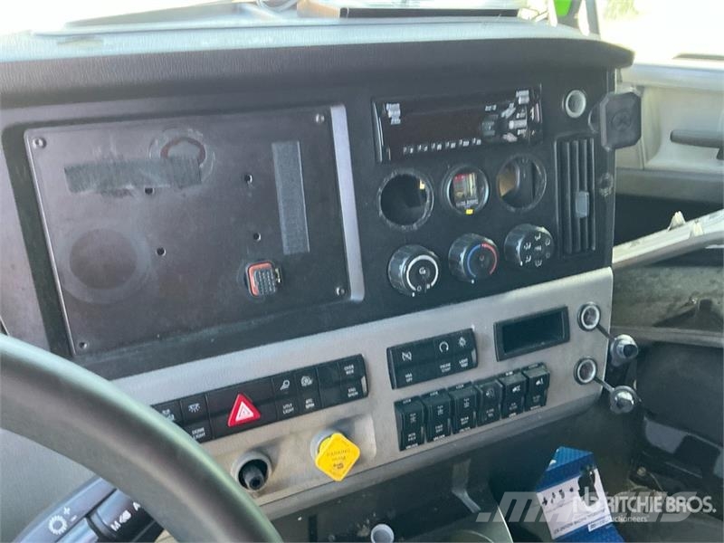 Freightliner Cascadia 126 T/A Sleeper Truck Tractor (Inoperable Тягачі
