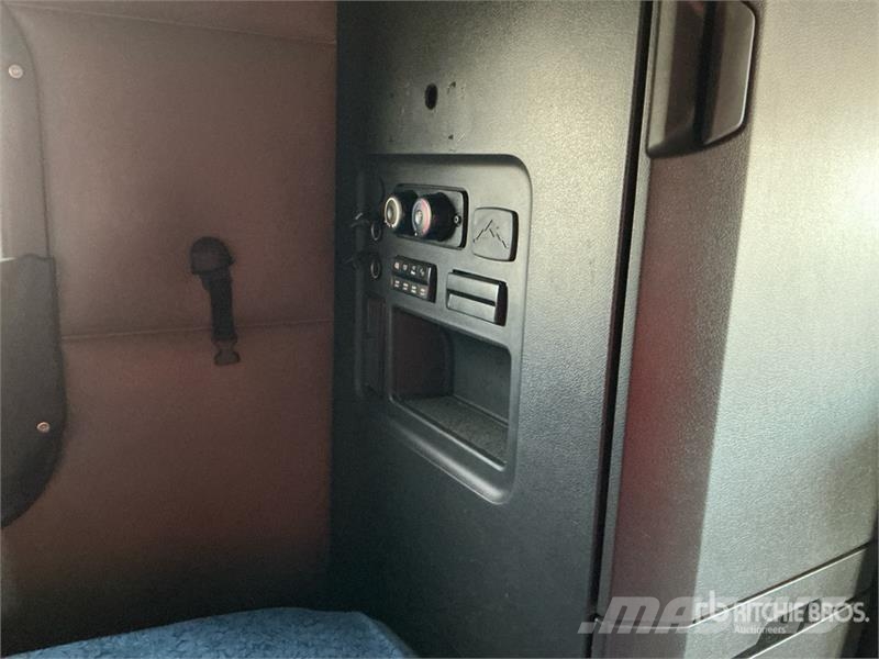 Freightliner Cascadia 126 6x4 T/A Sleeper Truck Tractor Vlačilci