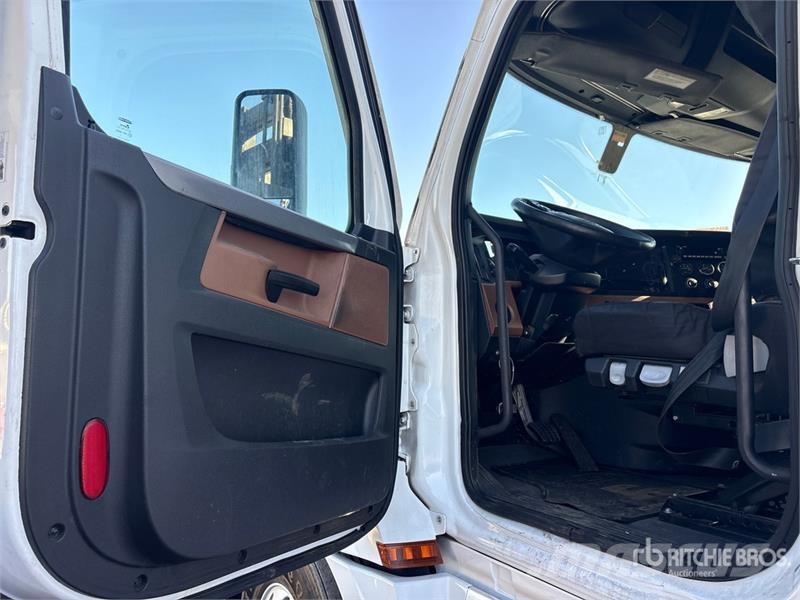 Freightliner Cascadia 126 6x4 T/A Sleeper Truck Tractor Vilcēji