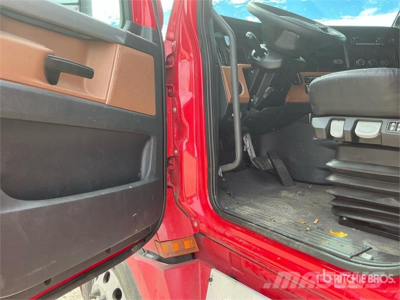 Freightliner Cascadia 126 6x4 T/A Sleeper Truck Tractor Тягачі