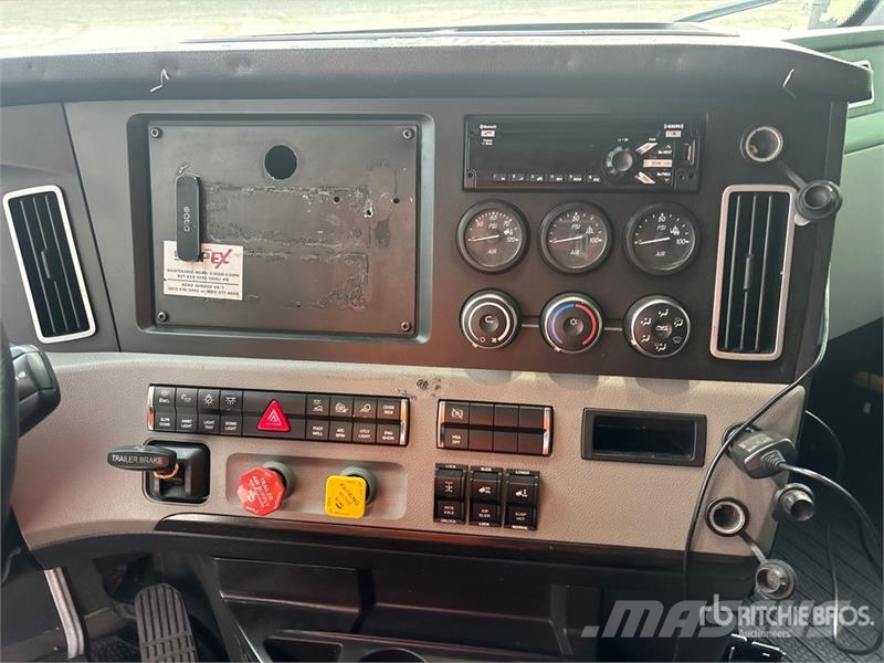 Freightliner Cascadia 126 T/A Sleeper Truck Tractor Prime Movers
