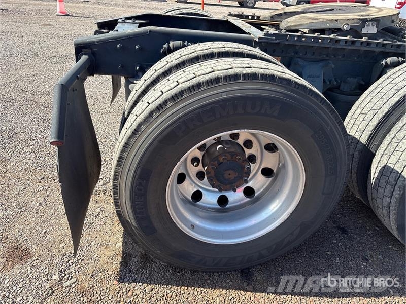 Freightliner Cascadia 126 6x4 T/A Sleeper Truck Tractor Nyergesvontatók