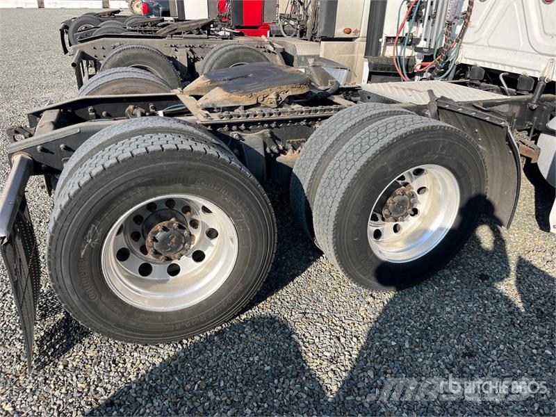 Freightliner Cascadia 125 6x4 T/A Sleeper Truck Tractor Тягачі