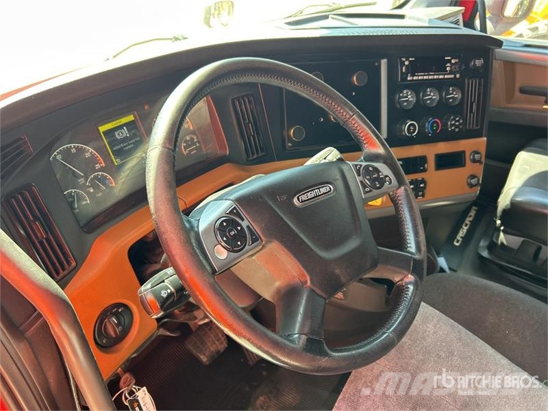 Freightliner Cascadia 126 T/A Sleeper Truck Tractor Tractor Units