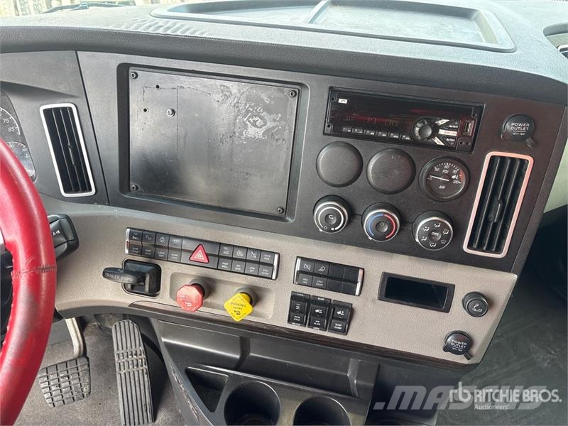 Freightliner Cascadia 126 6x4 T/A Sleeper Truck Tractor Nyergesvontatók