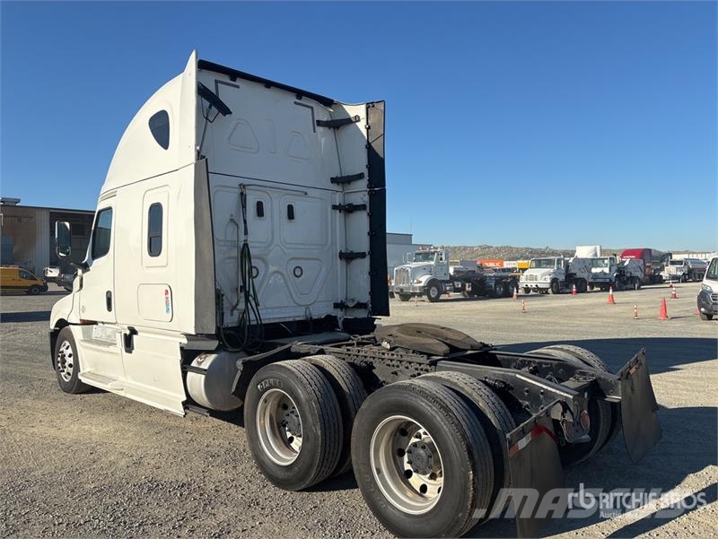 Freightliner Cascadia 126 6x4 T/A Sleeper Truck Tractor Тягачі